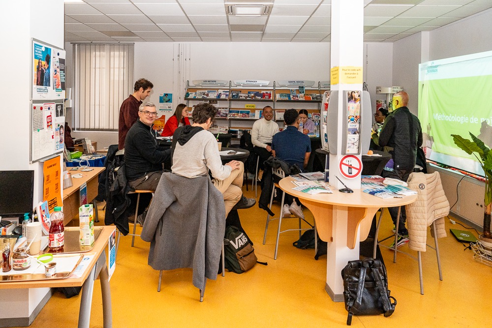 Info Jeunes à votre écoute Info Jeunes Sud Provence-Alpes-Côte d’Azur sera présent sur le salon pour informer et accompagner les jeunes dans leurs démarches d’orientation. Tout au long de l’année, les structures Info Jeunes proposent un accueil gratuit, une information fiable et des conseils personnalisés pour aider chaque jeune à construire son projet. Pour connaître le Point Info Jeunes le plus proche, rendez-vous sur la carte.